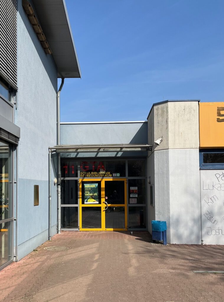 Eingang zur Bibliothek der Martin-Niemöller-Schule